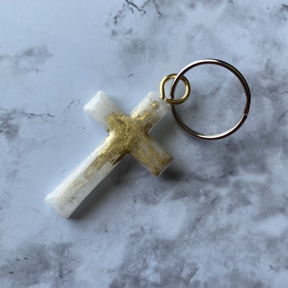 White/Gold cross keychain - Picture 2 of 4